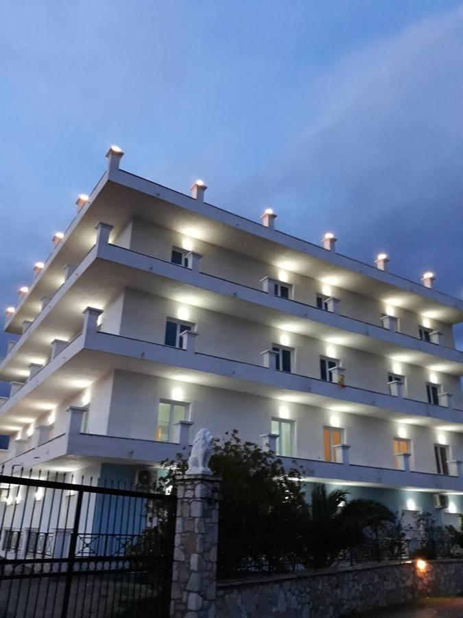 Mihalis Apartments Himare Bagian luar foto