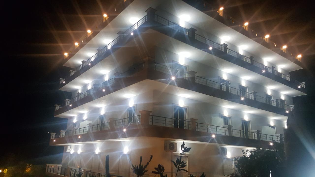 Mihalis Apartments Himare Bagian luar foto