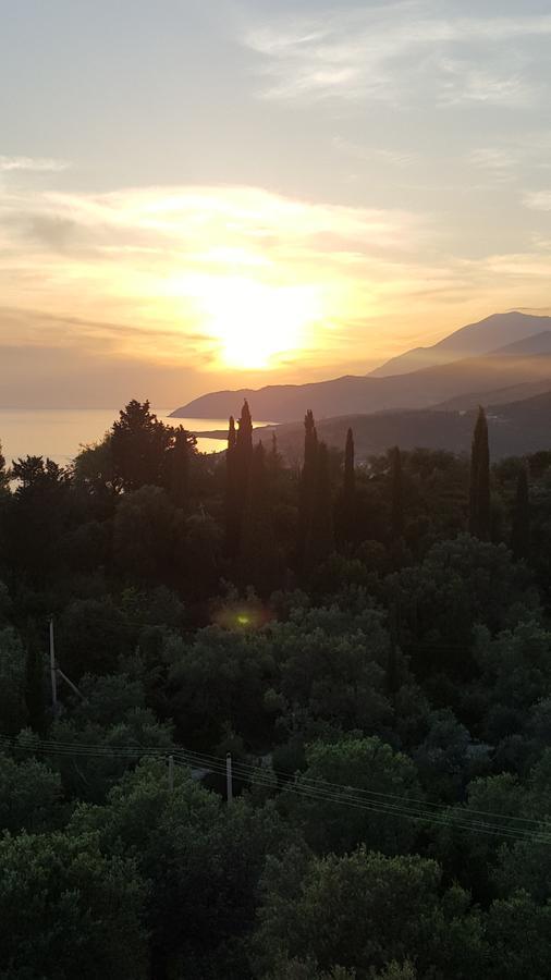Mihalis Apartments Himare Bagian luar foto