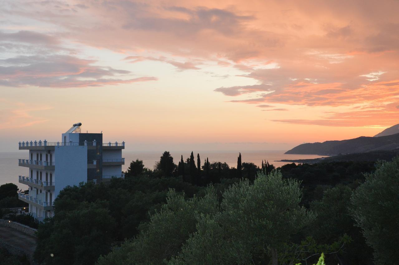 Mihalis Apartments Himare Bagian luar foto