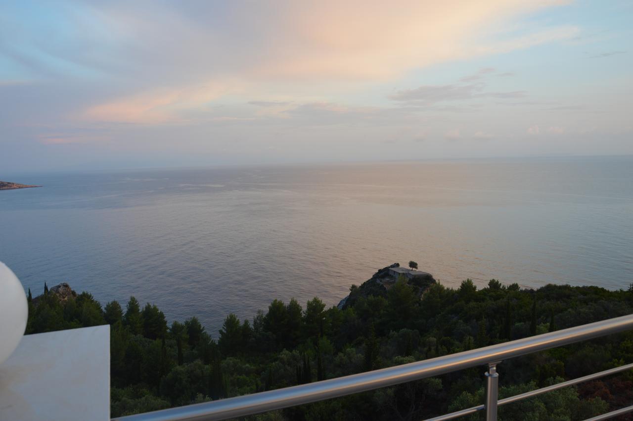 Mihalis Apartments Himare Bagian luar foto