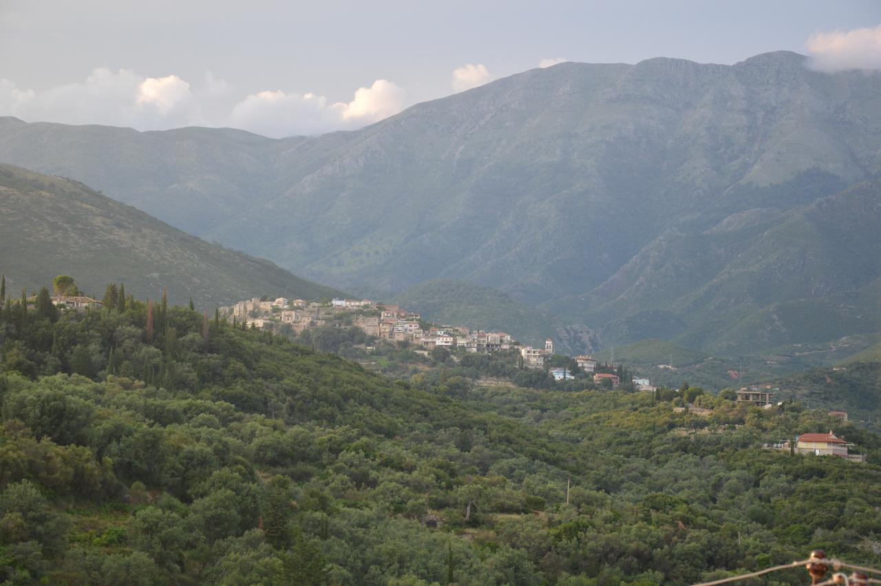 Mihalis Apartments Himare Bagian luar foto