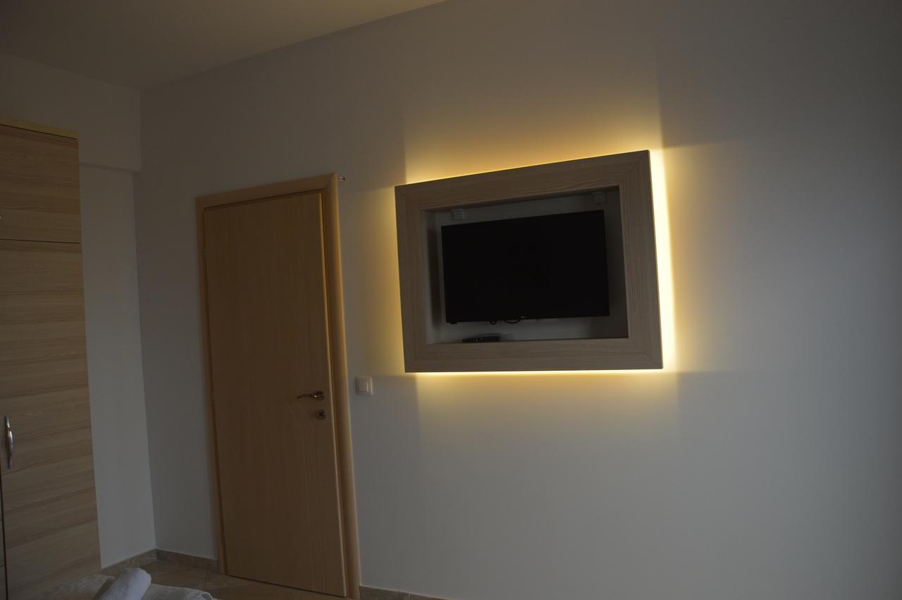 Mihalis Apartments Himare Bagian luar foto
