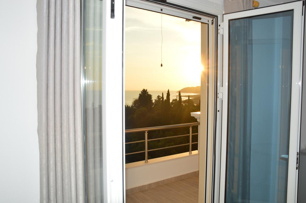 Mihalis Apartments Himare Bagian luar foto