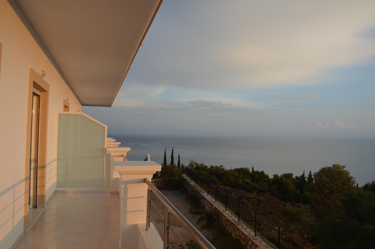 Mihalis Apartments Himare Bagian luar foto