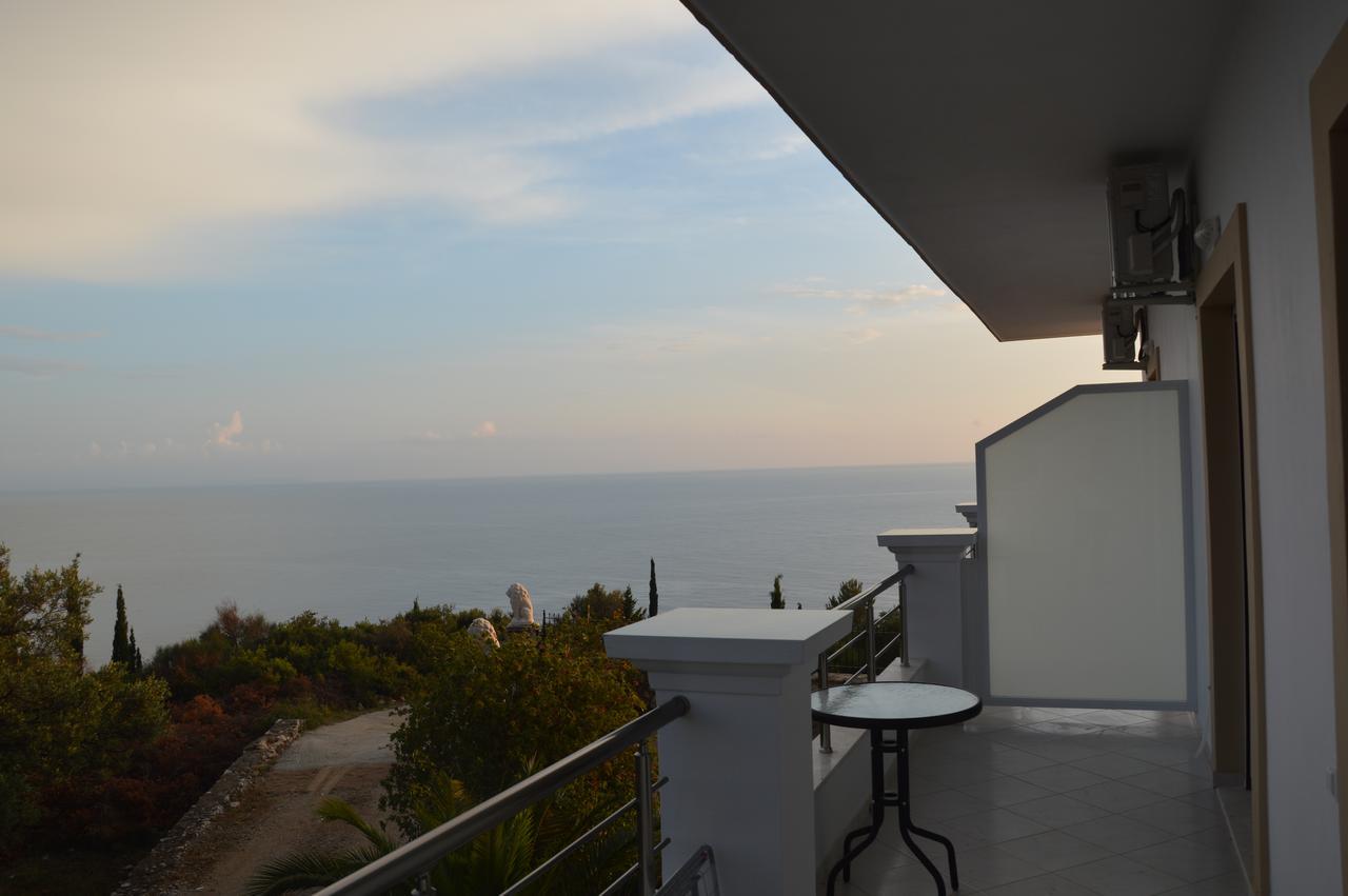 Mihalis Apartments Himare Bagian luar foto