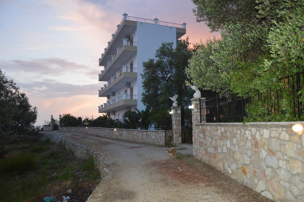 Mihalis Apartments Himare Bagian luar foto