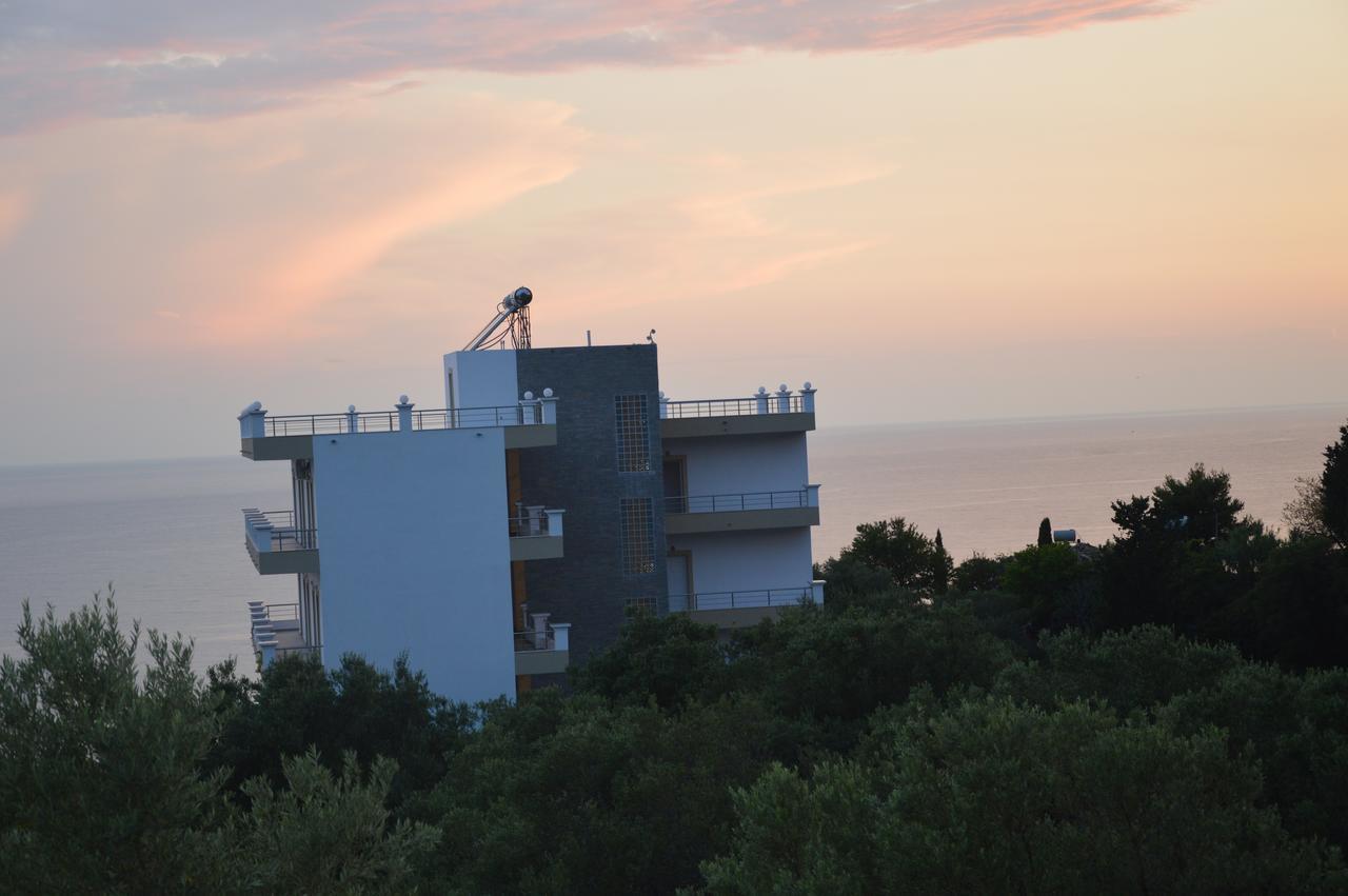 Mihalis Apartments Himare Bagian luar foto
