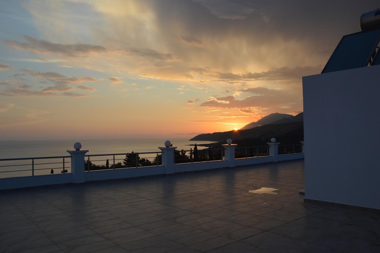Mihalis Apartments Himare Bagian luar foto