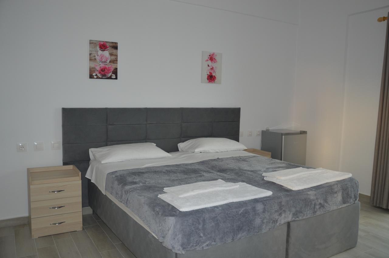 Mihalis Apartments Himare Bagian luar foto