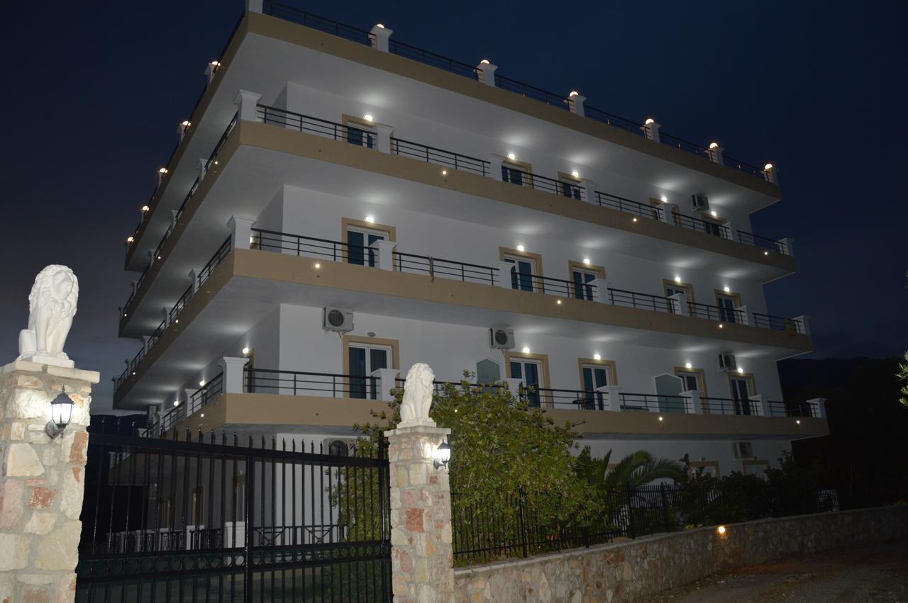 Mihalis Apartments Himare Bagian luar foto