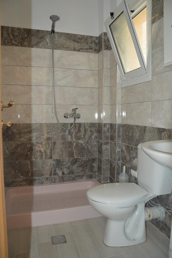 Mihalis Apartments Himare Bagian luar foto
