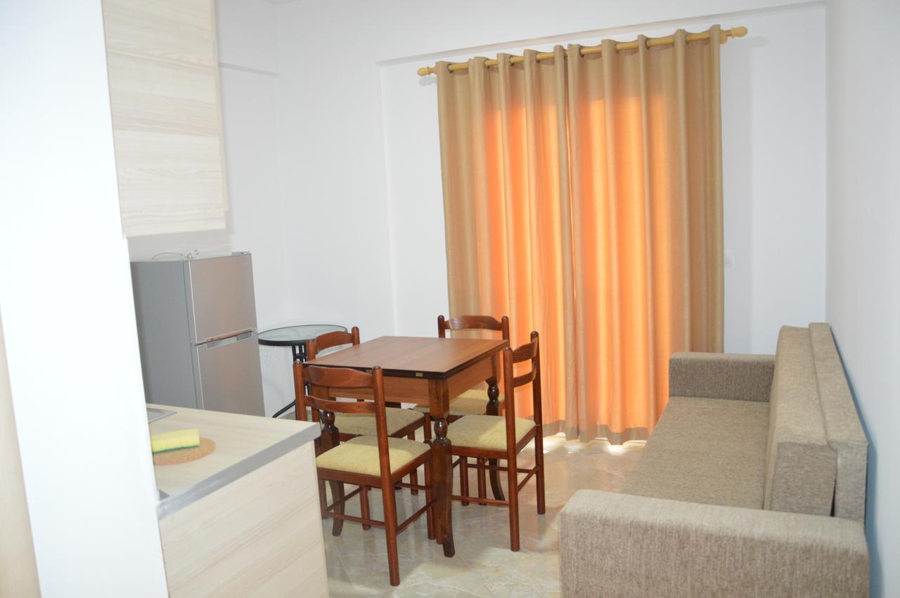 Mihalis Apartments Himare Bagian luar foto