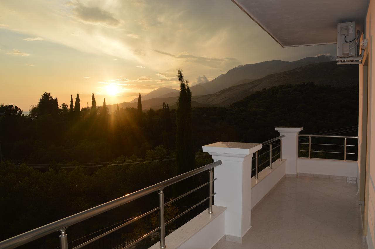 Mihalis Apartments Himare Bagian luar foto