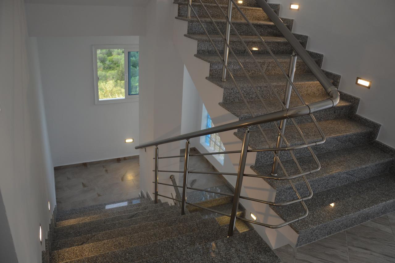 Mihalis Apartments Himare Bagian luar foto