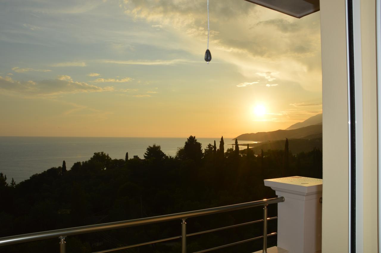 Mihalis Apartments Himare Bagian luar foto
