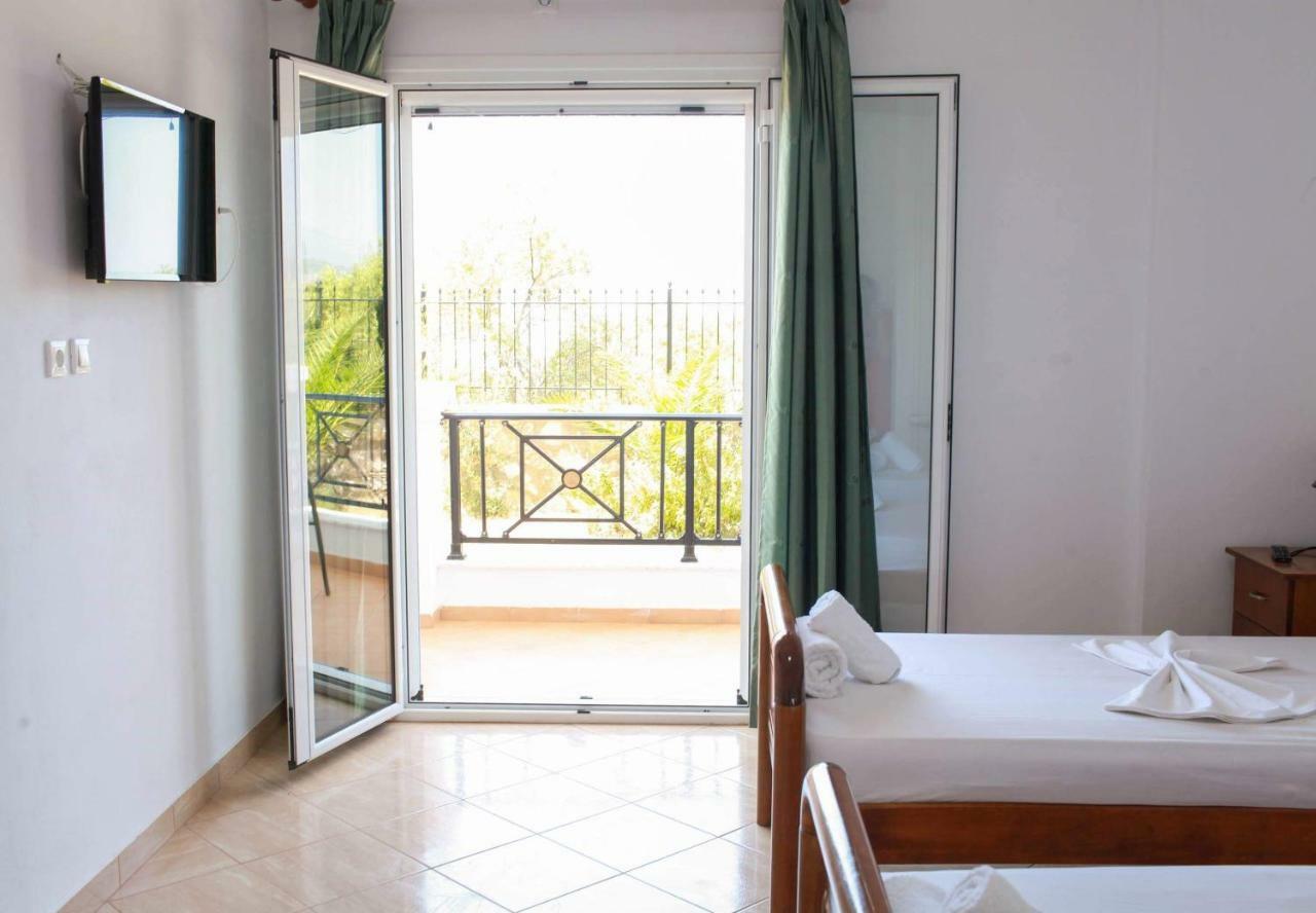 Mihalis Apartments Himare Bagian luar foto
