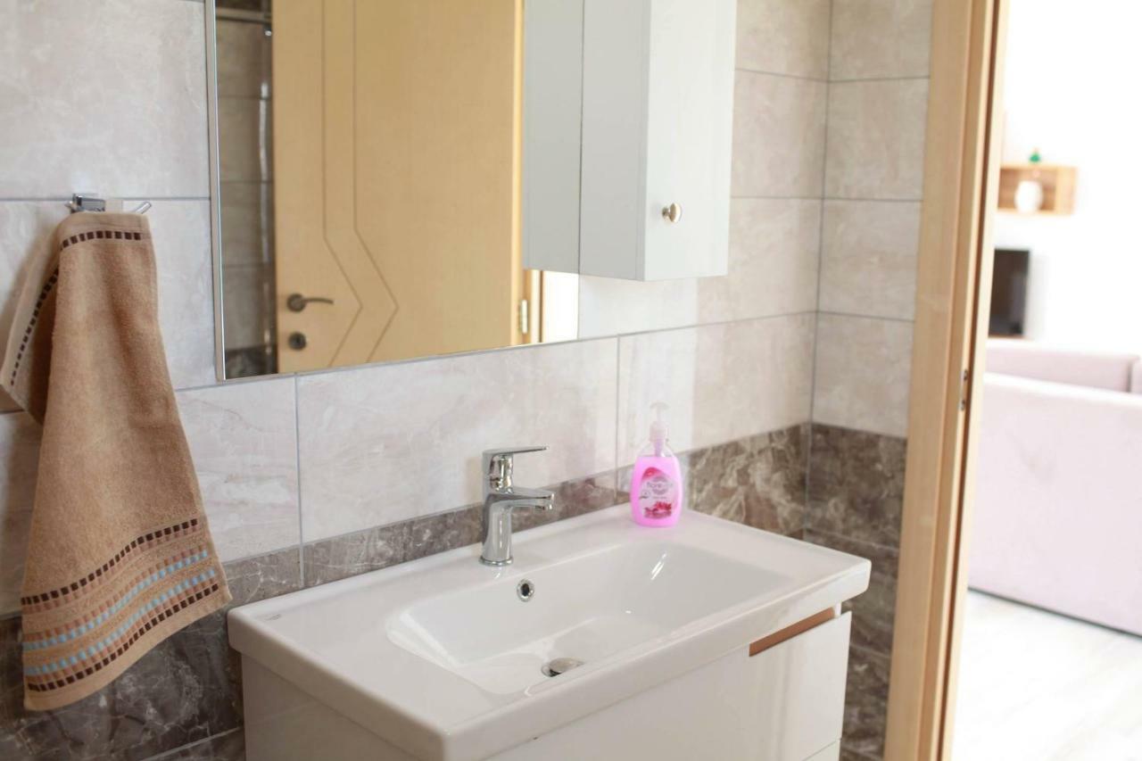 Mihalis Apartments Himare Bagian luar foto