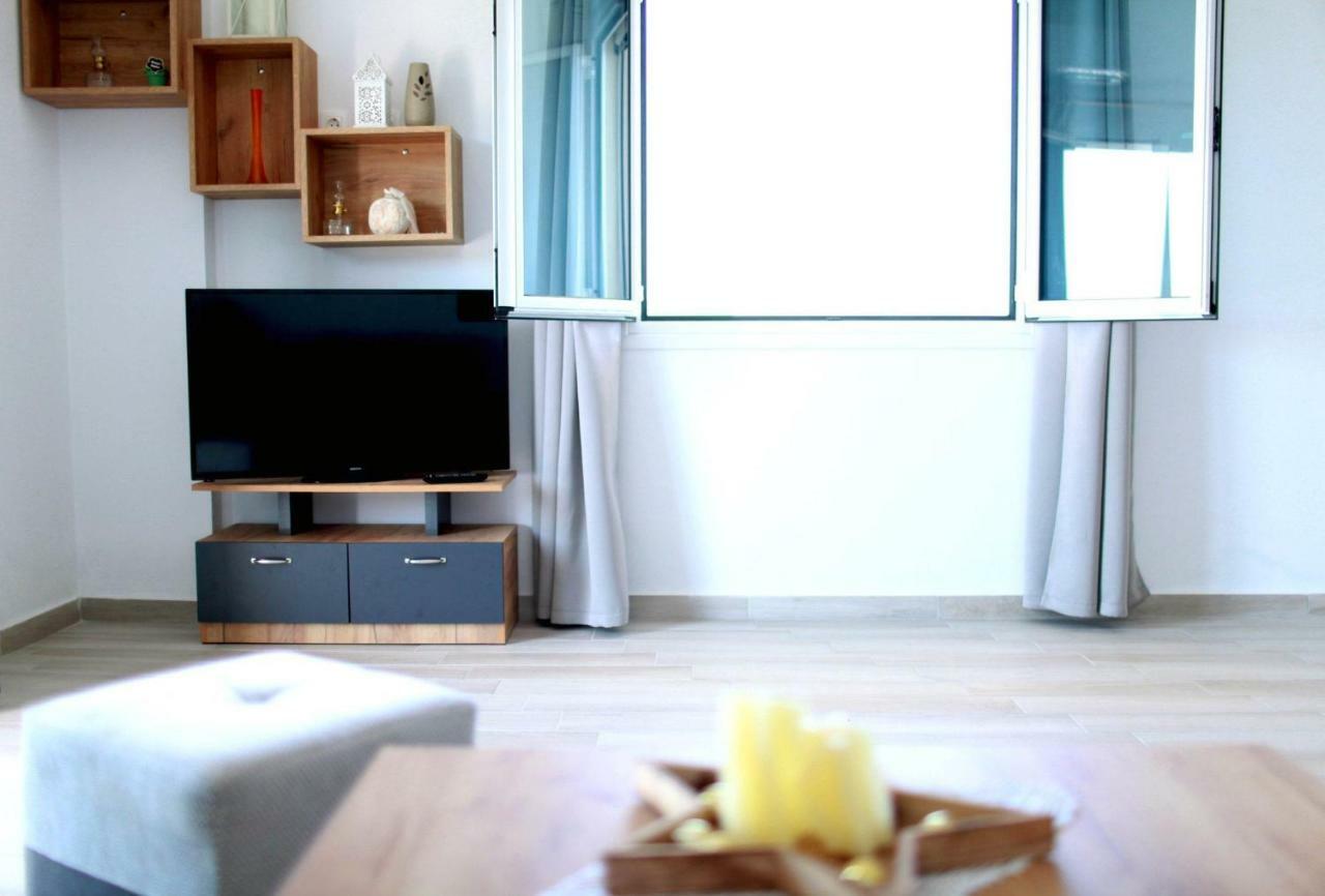 Mihalis Apartments Himare Bagian luar foto