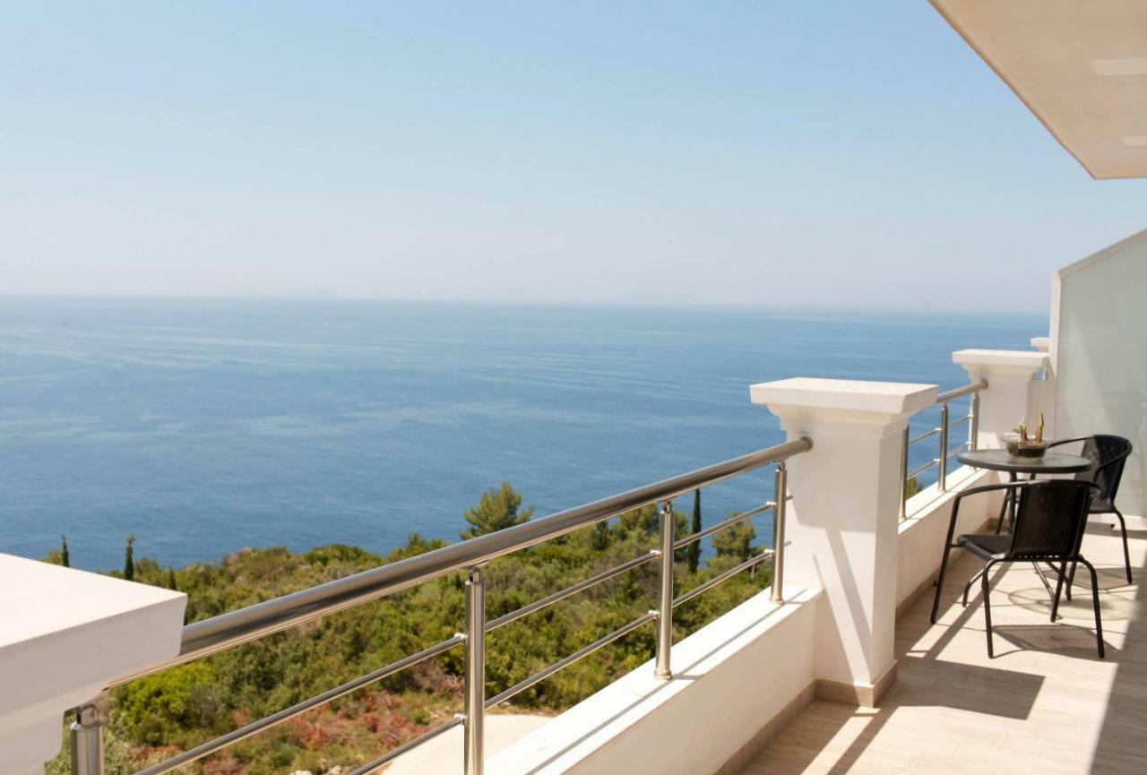 Mihalis Apartments Himare Bagian luar foto