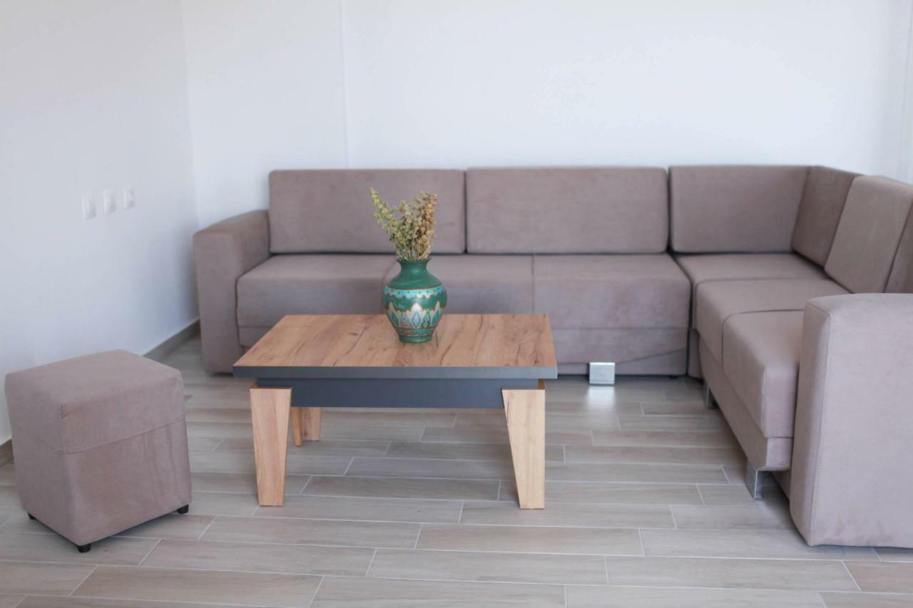 Mihalis Apartments Himare Bagian luar foto