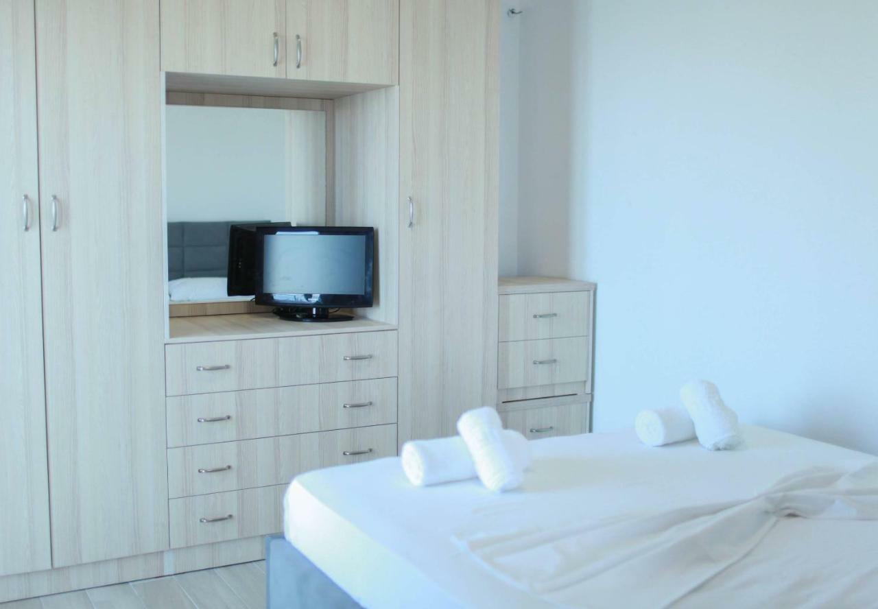 Mihalis Apartments Himare Bagian luar foto