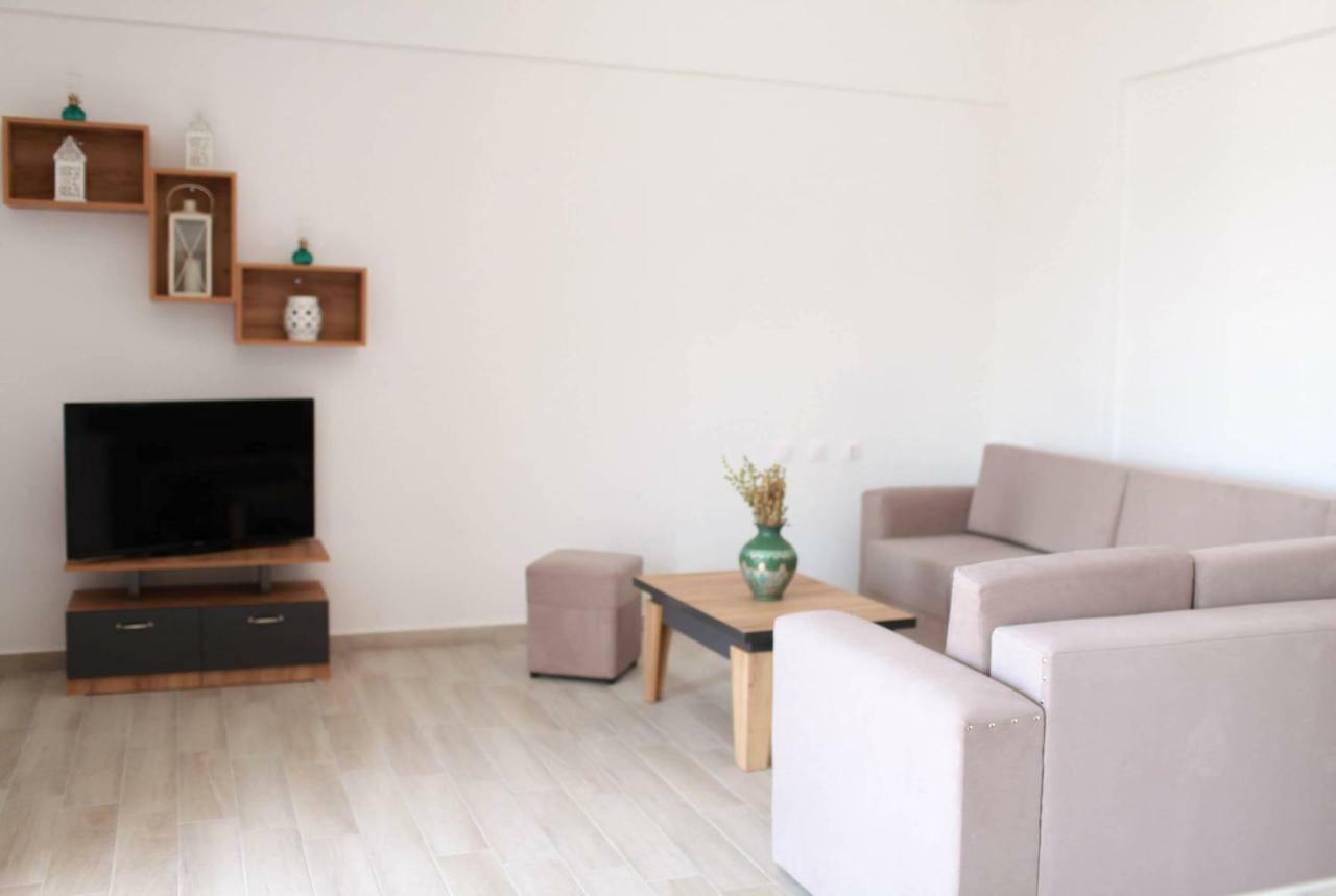 Mihalis Apartments Himare Bagian luar foto