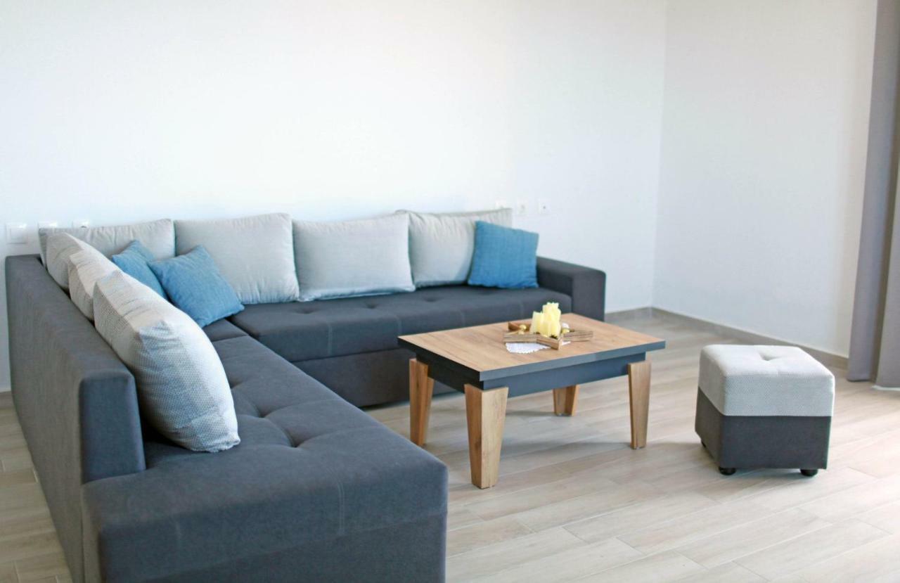 Mihalis Apartments Himare Bagian luar foto