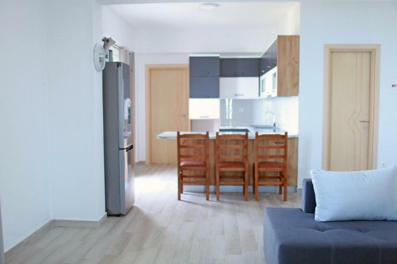 Mihalis Apartments Himare Bagian luar foto