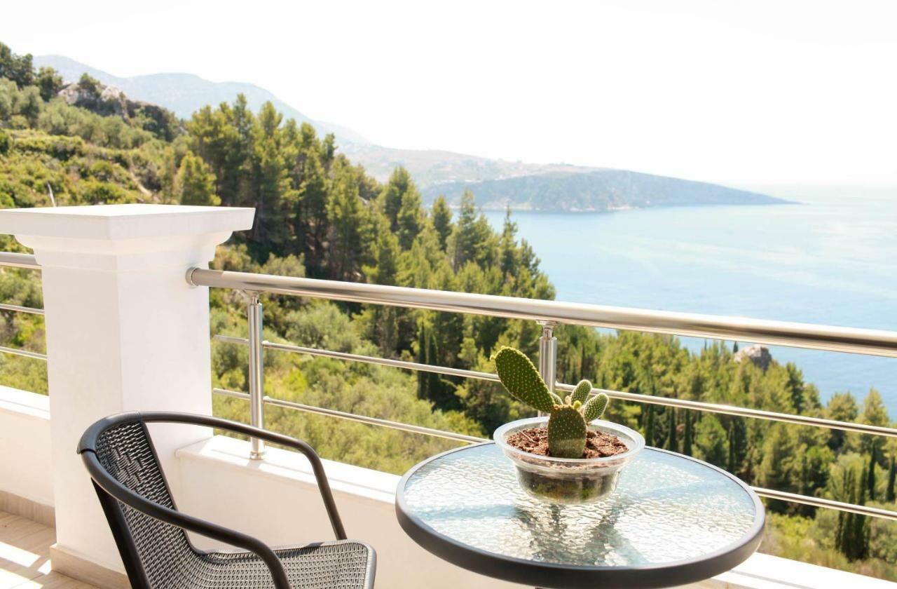 Mihalis Apartments Himare Bagian luar foto