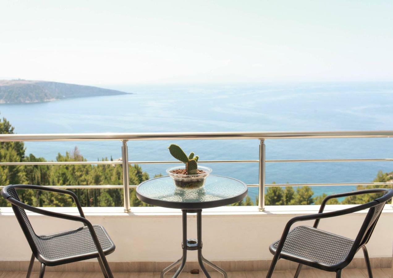 Mihalis Apartments Himare Bagian luar foto