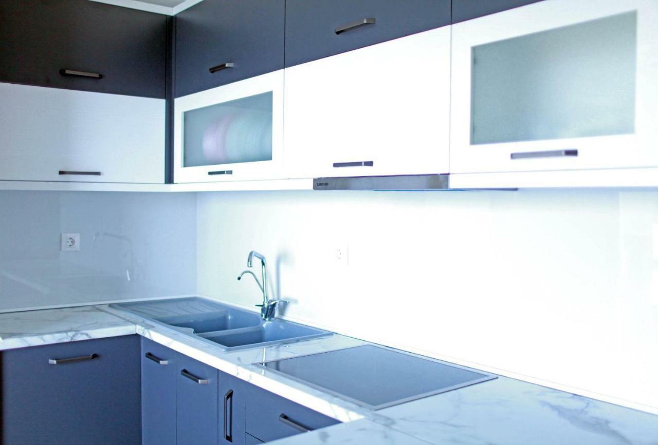 Mihalis Apartments Himare Bagian luar foto