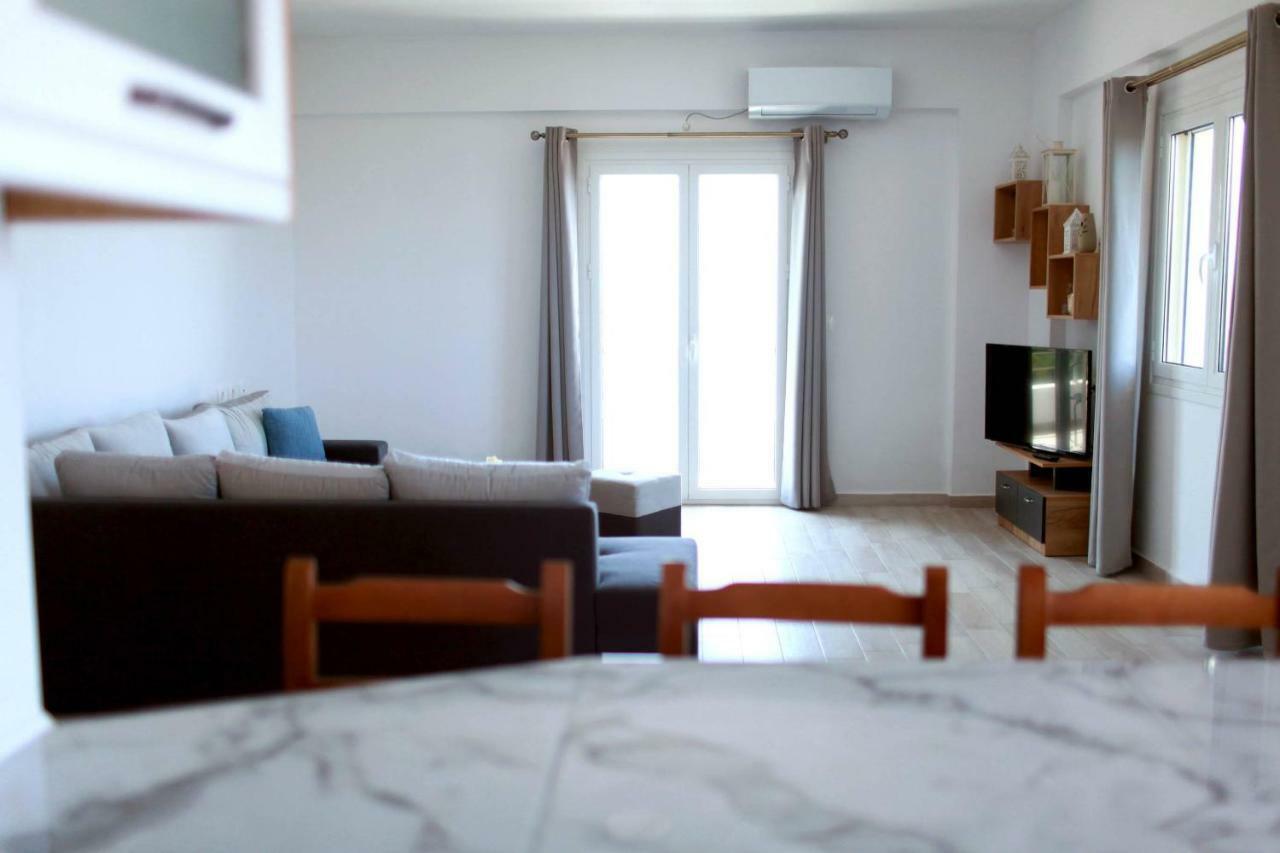 Mihalis Apartments Himare Bagian luar foto